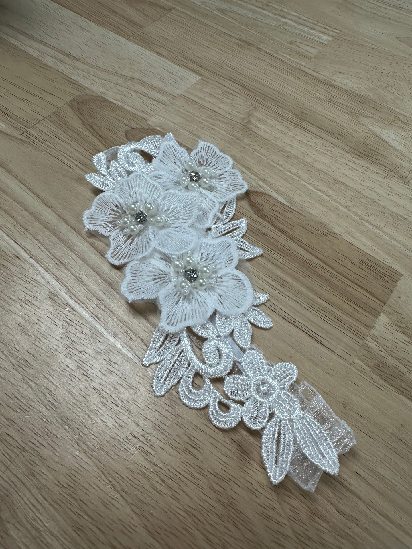 3 Flowers with Pearls | Garter