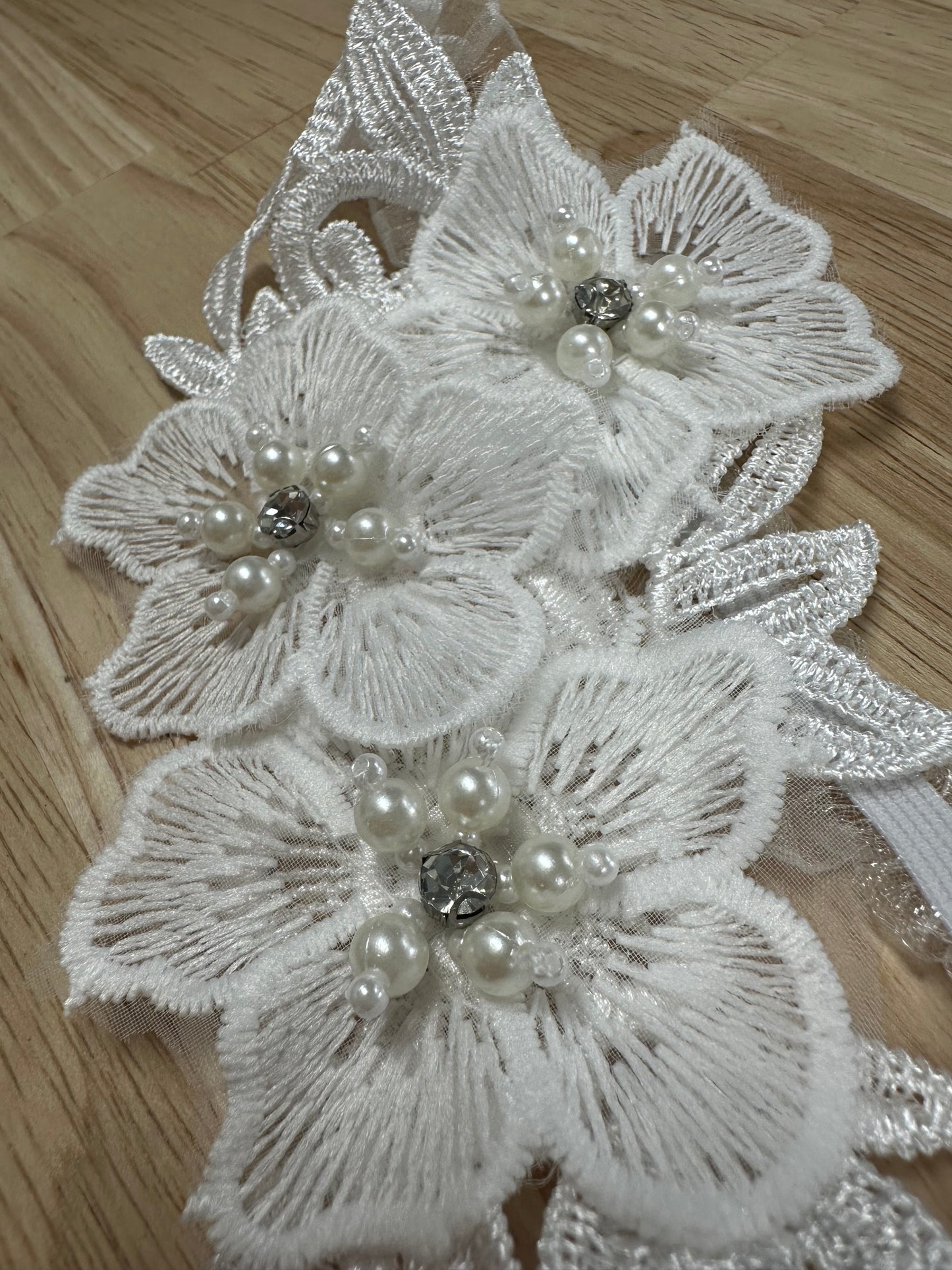 3 Flowers with Pearls | Garter